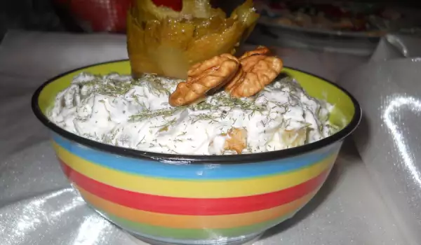 Млечна салата с кисели краставички и орехи