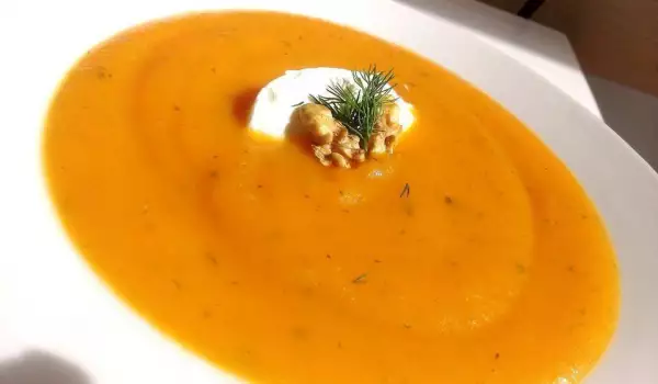 Морковена крем супа със сметана