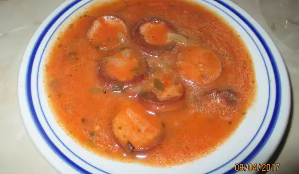 Наденица с доматен сос