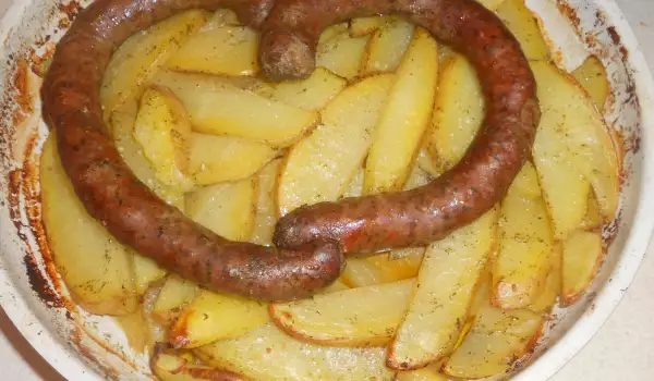 Маслени картофи с наденица на фурна