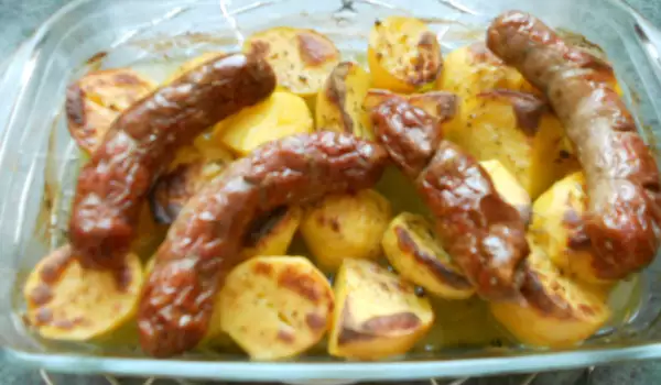 Италианска наденица с картофи на фурна