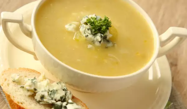 Супа от леща със синьо сирене