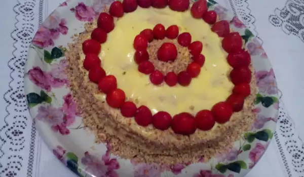 Орехова торта с ванилов крем и ягоди