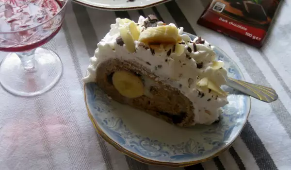 Орехово руло с банани, крем и шоколад