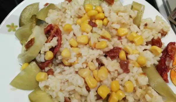 Салата с ориз, царевица и доматки
