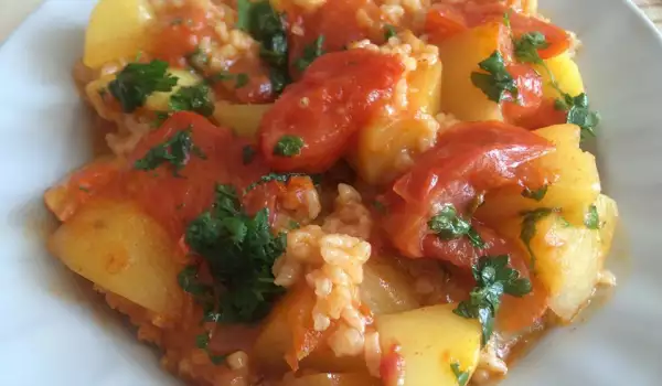 Ориз с картофи и домати на фурна
