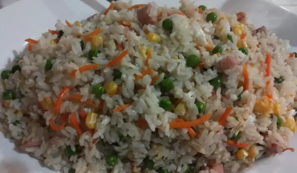 Ориз по китайски с шунка и гъби