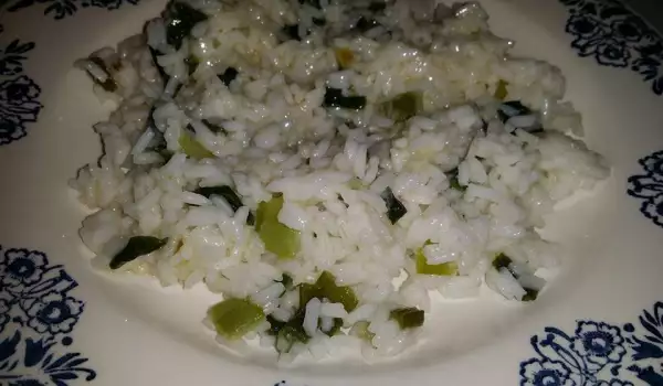 Бял ориз със зехтин и зелен лук