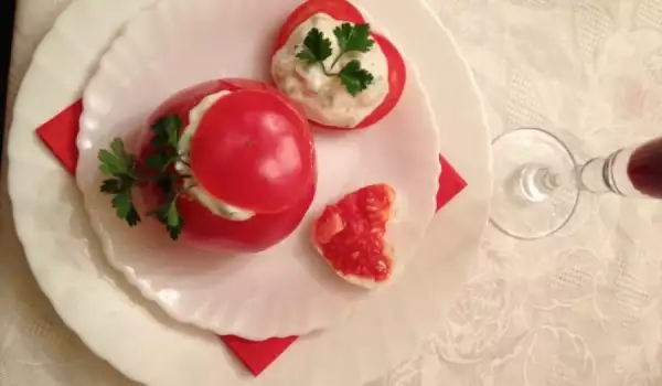 Пълнени домати с краставица и цедено мляко