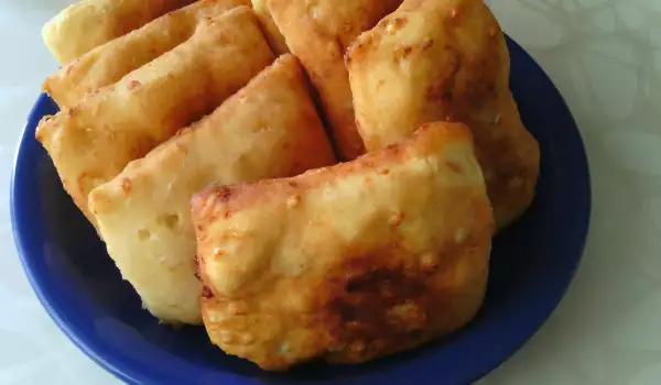 Пържени питки със заквасена сметана и сирене