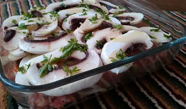 Свински пържоли с гъби и топено сирене в йенска тенджера