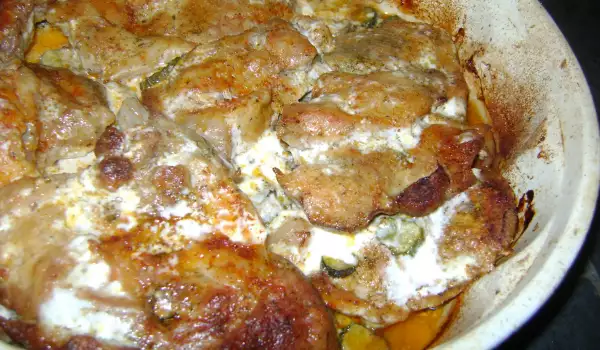 Свински вратни пържоли със сметана и кисели краставички