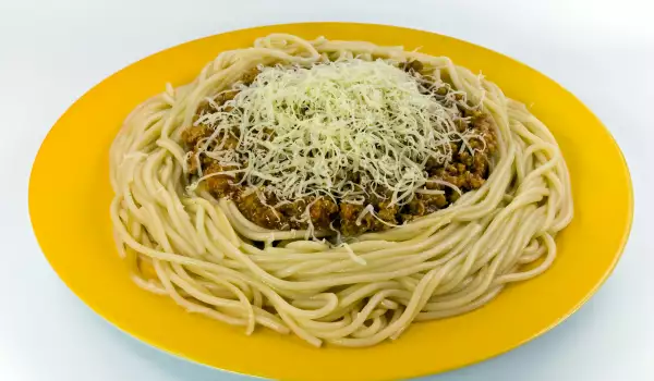 Спагети с шунка и кайма