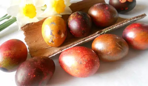 Боядисани великденски яйца с перлена боя и фолио