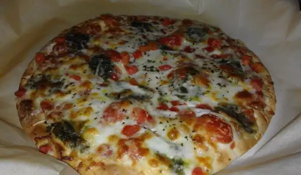 Пица с домати, моцарела и босилек