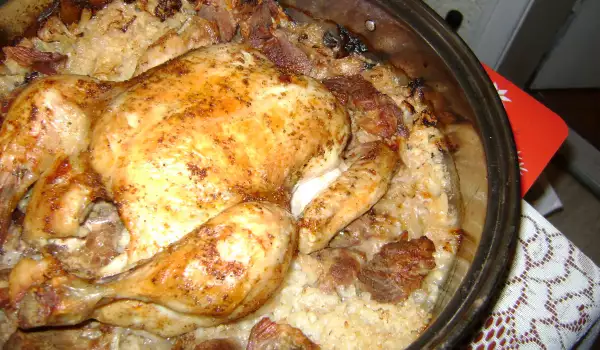 Пиле върху ориз със зеле и свинско