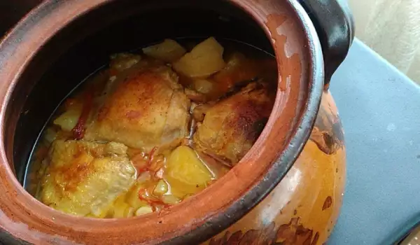 Пилешки бутчета със зеленчуци в глинен гювеч
