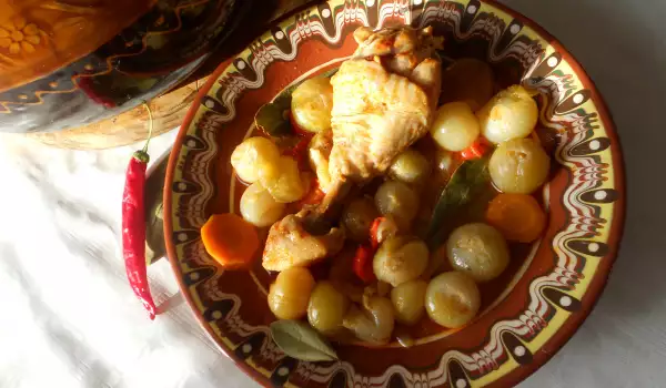 Македонска яхния с балучки и пилешки бутчета в гювеч