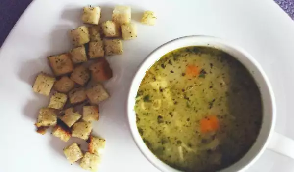 Пилешка супа със спанак и крутони