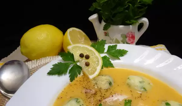 Пилешка супа с лимон и кориандрови топчета