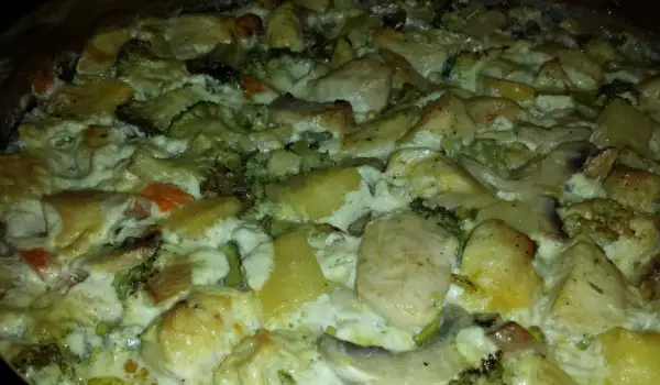 Пилешки хапки със сметана, броколи и картофки на фурна