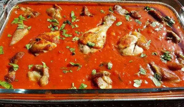 Пилешко и свинско в доматен сос