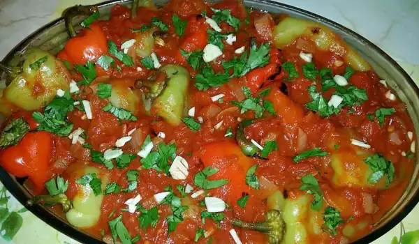 Традиционни пиперки с доматен сос