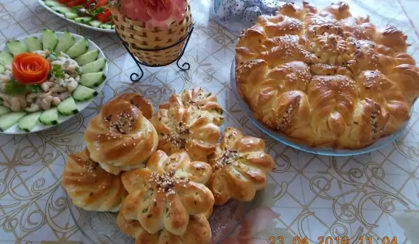 Питка и хлебчета цветенца от едно тесто