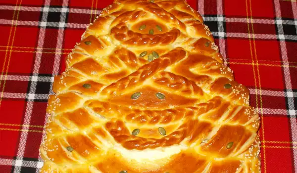 Новогодишна питка Елхичка с масло и сирене