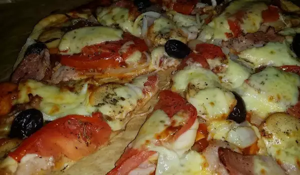 Богата пица със сирена
