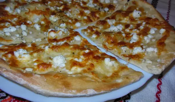 Пица със сирене и кашкавал