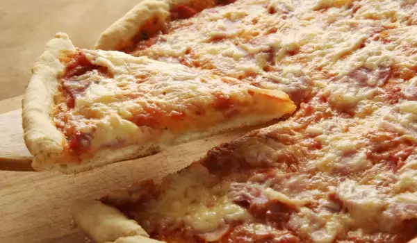 Пица с кайма и домати в микровълнова