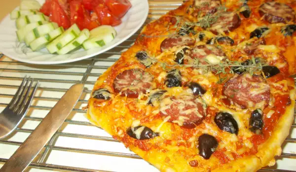 Пица с домашен сос и мащерка