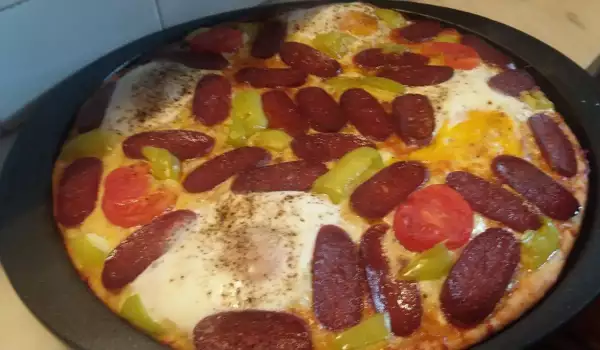 Пица с луканка и цели яйца