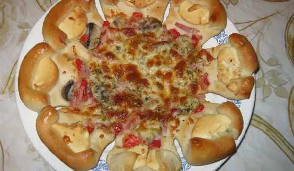 Интересна пица с топено сирене, шунка и гъби