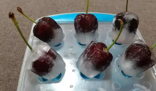 Ледени кубчета с плодове