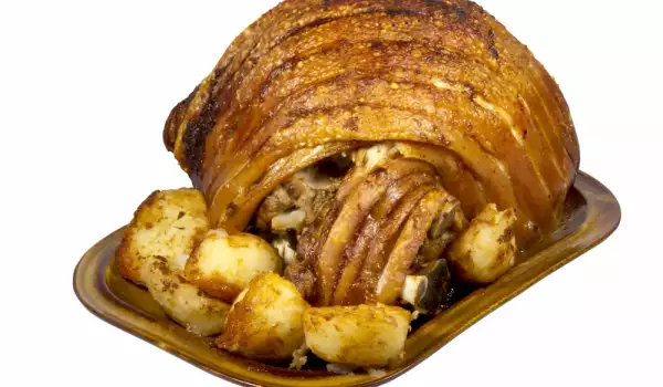 Свински бут с картофи на фурна