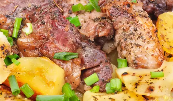 Картофи със свинско месо и доматен сос