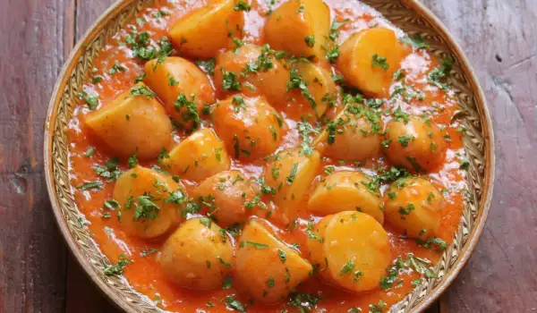 Задушени картофи с доматен сок