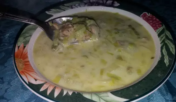 Празена супа с кайма и топено сирене