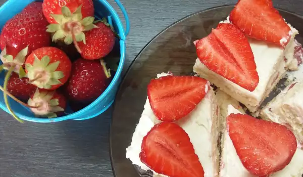 Бисквитена торта с маскарпоне и ягоди