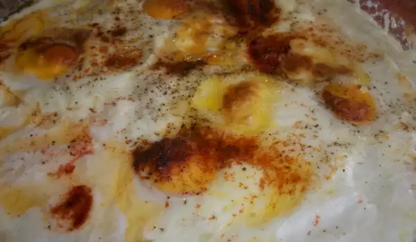 Яйца с млечно-чеснов сос в Конвекторна фурна