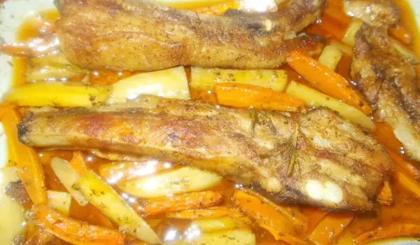 Свински ребра с моркови и картофи