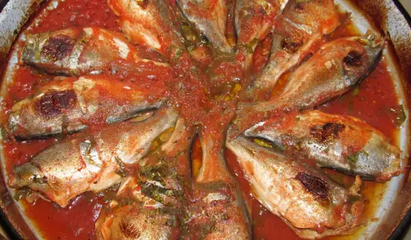 Риба с доматен сос