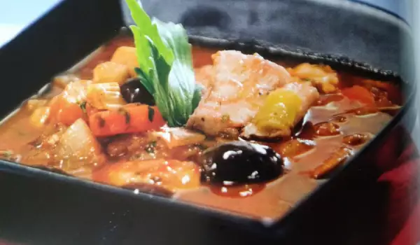 Рибена супа с домати и маслини