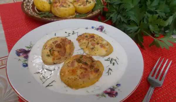 Румънски печени картофки с плънка и чеснов сос