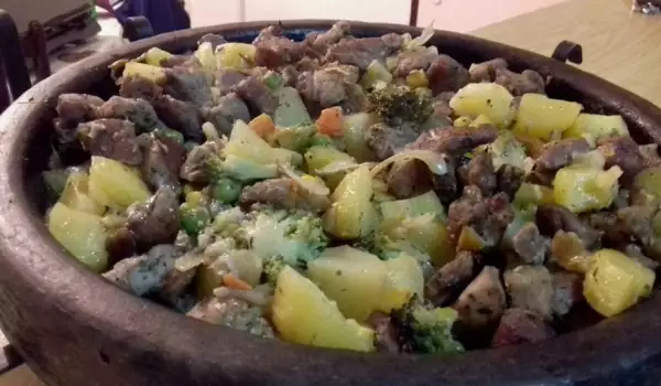 Пресни картофи с броколи и свинско на сач