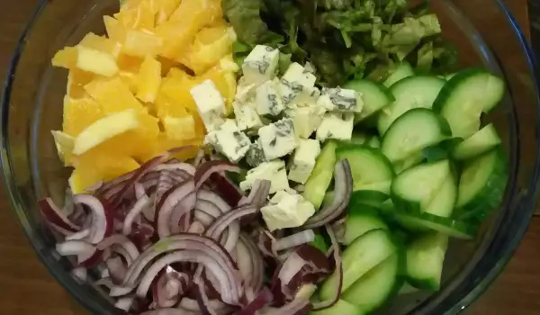 Зелена салата с портокали и синьо сирене