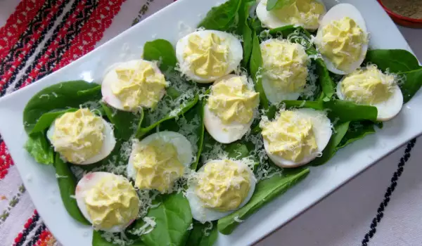 Спаначена салата с пълнени яйца