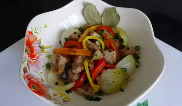 Топла салата със свинско, зеленчуци и дресинг по китайски